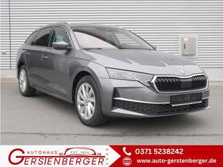 Schräge Frontansicht auf einen Skoda Octavia , freigestellt