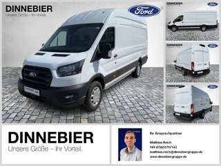 Schräge Frontansicht auf einen Ford Transit , freigestellt