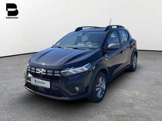 Schräge Frontansicht auf einen Dacia Sandero , freigestellt