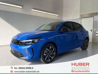 Schräge Frontansicht auf einen Opel Corsa , freigestellt