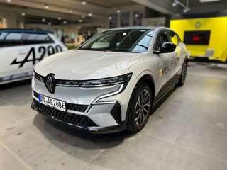 Schräge Frontansicht auf einen Renault Megane E-TECH , freigestellt