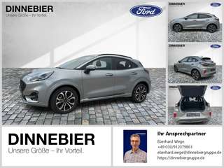 Schräge Frontansicht auf einen Ford Puma , freigestellt