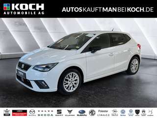 Schräge Frontansicht auf einen SEAT Ibiza , freigestellt