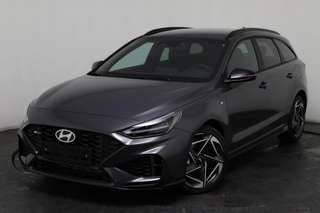 Schräge Frontansicht auf einen Hyundai i30 , freigestellt