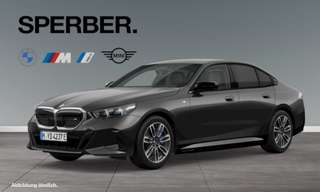 Schräge Frontansicht auf einen BMW i5 , freigestellt