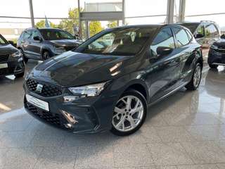 Schräge Frontansicht auf einen SEAT Ibiza , freigestellt