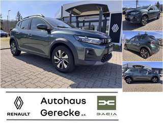 Schräge Frontansicht auf einen Dacia Sandero , freigestellt