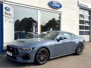 Schräge Frontansicht auf einen Ford Mustang , freigestellt