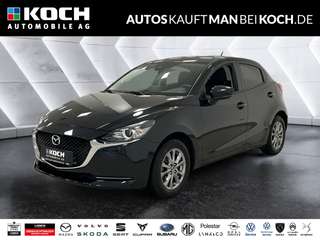 Schräge Frontansicht auf einen Mazda Mazda2 , freigestellt