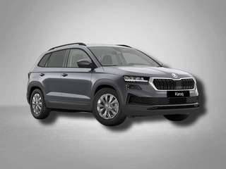Schräge Frontansicht auf einen Skoda Karoq , freigestellt