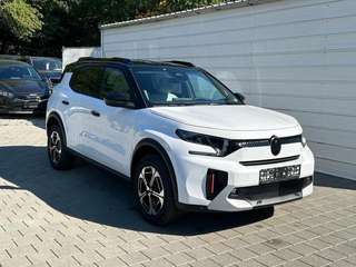 Schräge Frontansicht auf einen Citroën C3 Aircross , freigestellt