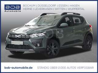 Schräge Frontansicht auf einen Dacia Sandero , freigestellt