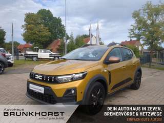 Schräge Frontansicht auf einen Dacia Sandero , freigestellt