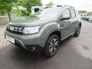 Schräge Frontansicht auf einen Dacia Duster , freigestellt