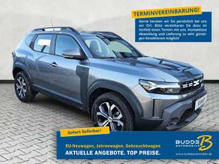 Schräge Frontansicht auf einen Dacia Duster , freigestellt