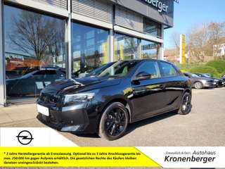 Schräge Frontansicht auf einen Opel Corsa , freigestellt