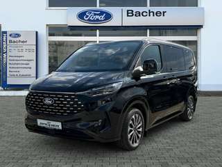 Schräge Frontansicht auf einen Ford Tourneo Custom , freigestellt