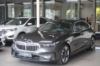 Schräge Frontansicht auf einen BMW 5er-Reihe , freigestellt