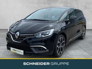 Schräge Frontansicht auf einen Renault Grand Scénic , freigestellt