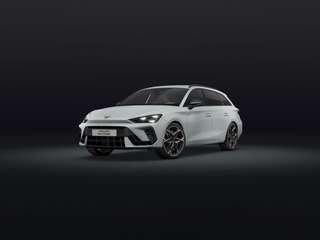 Schräge Frontansicht auf einen CUPRA Leon , freigestellt