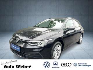 Schräge Frontansicht auf einen Volkswagen Golf , freigestellt