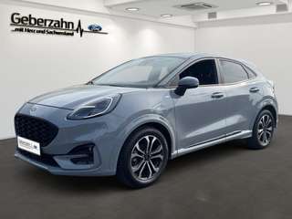Schräge Frontansicht auf einen Ford Puma , freigestellt