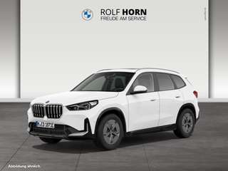 Schräge Frontansicht auf einen BMW iX1 , freigestellt