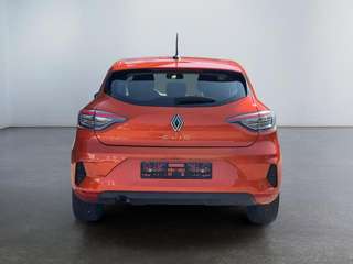 Schräge Frontansicht auf einen Renault Clio , freigestellt