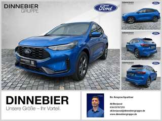 Schräge Frontansicht auf einen Ford Kuga , freigestellt