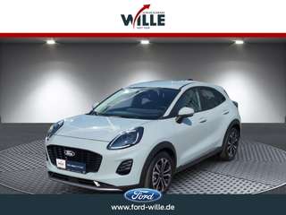 Schräge Frontansicht auf einen Ford Puma , freigestellt
