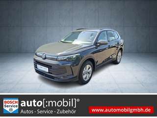 Schräge Frontansicht auf einen Volkswagen Tiguan , freigestellt