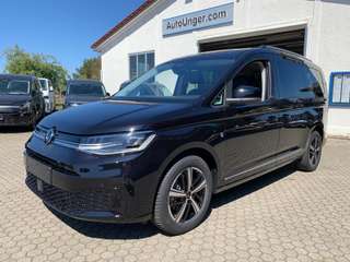 Schräge Frontansicht auf einen Volkswagen Caddy , freigestellt