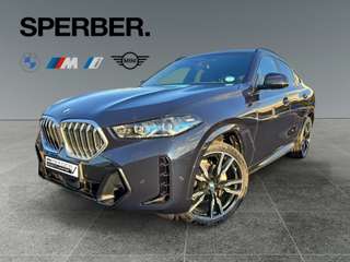 Schräge Frontansicht auf einen BMW X6 , freigestellt
