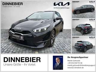 Schräge Frontansicht auf einen Kia cee'd , freigestellt