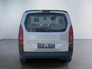 Schräge Frontansicht auf einen Citroën Berlingo , freigestellt