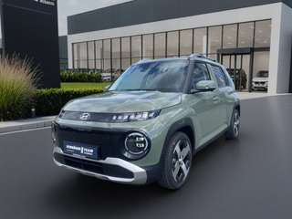 Schräge Frontansicht auf einen Hyundai Inster , freigestellt