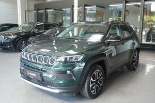 Schräge Frontansicht auf einen Jeep Compass , freigestellt