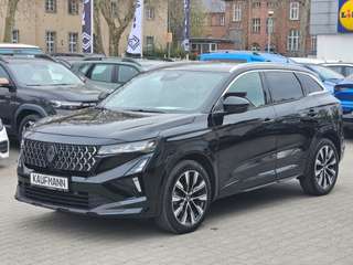 Schräge Frontansicht auf einen Renault Austral , freigestellt