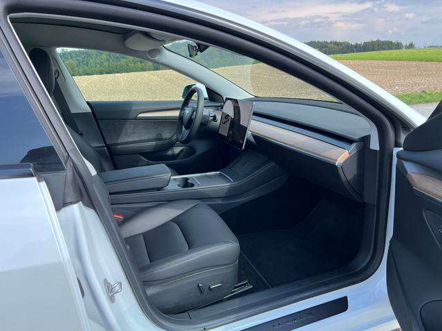 Fahrzeugbild eines TESLA Model 3