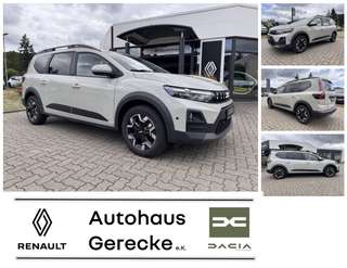 Schräge Frontansicht auf einen Dacia Jogger , freigestellt