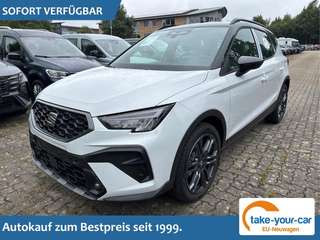 Schräge Frontansicht auf einen SEAT Arona , freigestellt