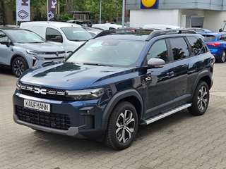 Schräge Frontansicht auf einen Dacia Bigster , freigestellt