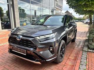 Schräge Frontansicht auf einen Toyota RAV4 , freigestellt