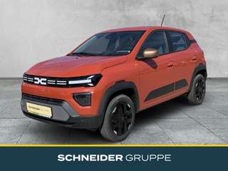 Schräge Frontansicht auf einen Dacia Spring , freigestellt