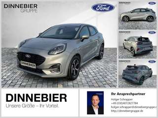 Schräge Frontansicht auf einen Ford Puma , freigestellt
