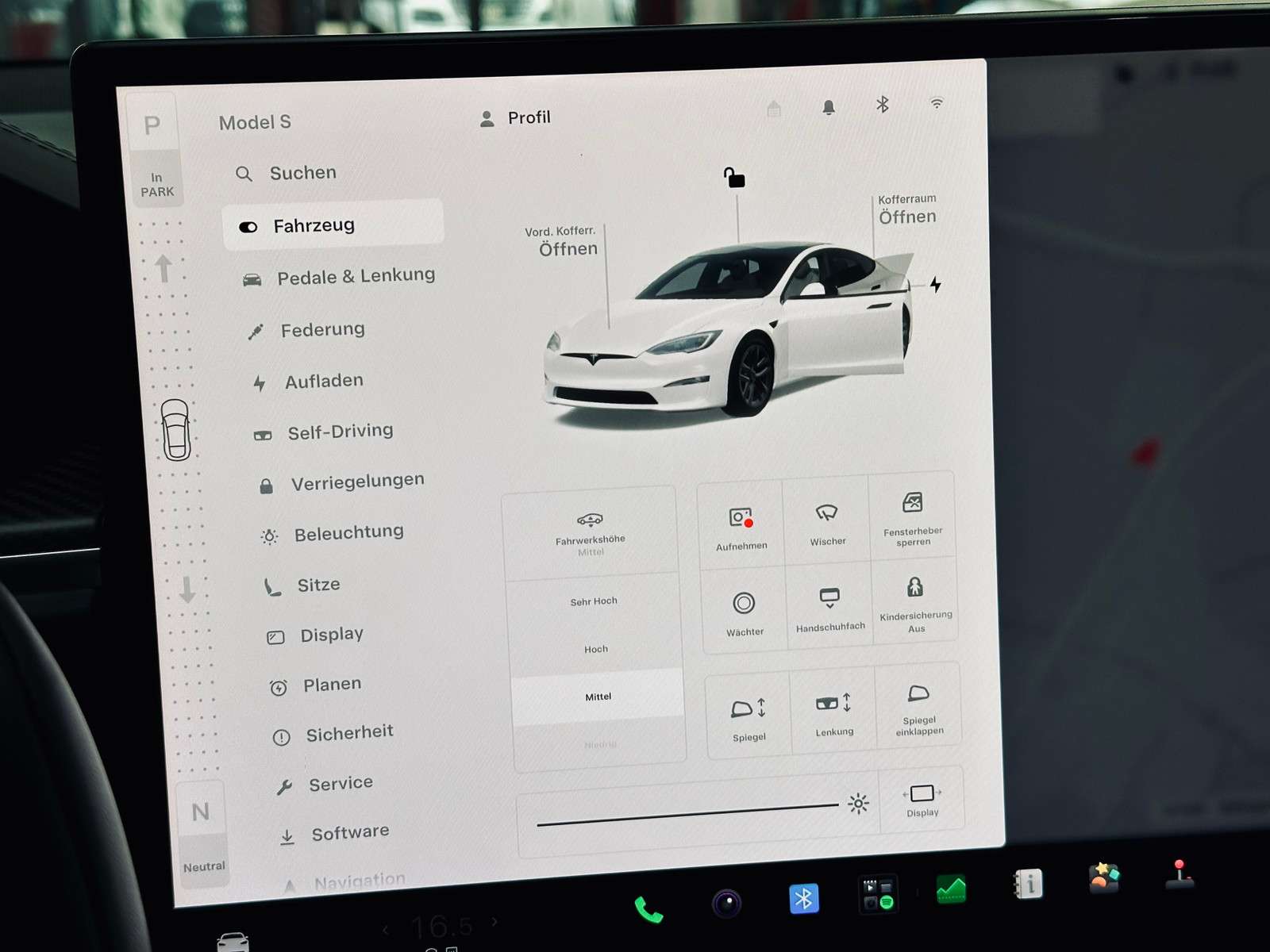 Fahrzeugbild eines TESLA Model S