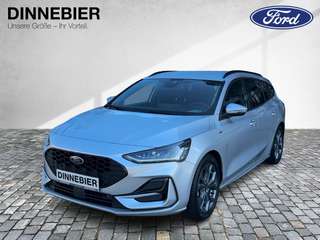 Schräge Frontansicht auf einen Ford Focus , freigestellt