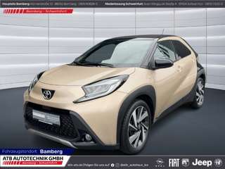 Schräge Frontansicht auf einen Toyota AYGO , freigestellt