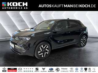 Schräge Frontansicht auf einen Opel Mokka , freigestellt