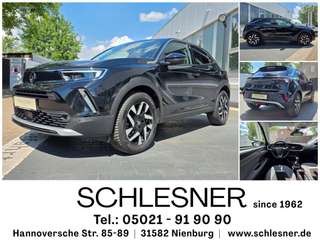 Schräge Frontansicht auf einen Opel Mokka , freigestellt